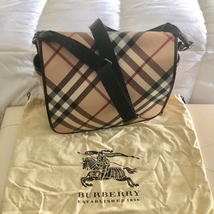 ✅‼️SOLD‼️✅Burberry 2 way, Messenger diaper